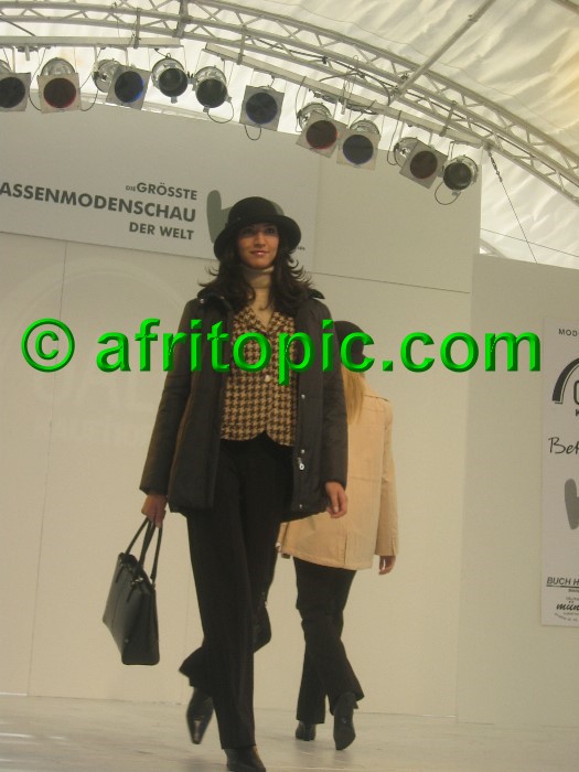 ../Images/Krefeld-Strssenmodenschau-2005 199.jpg